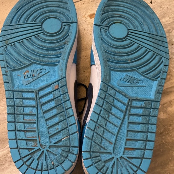 Air Jordan 1 Low in University Blue - Picture 6 of 7